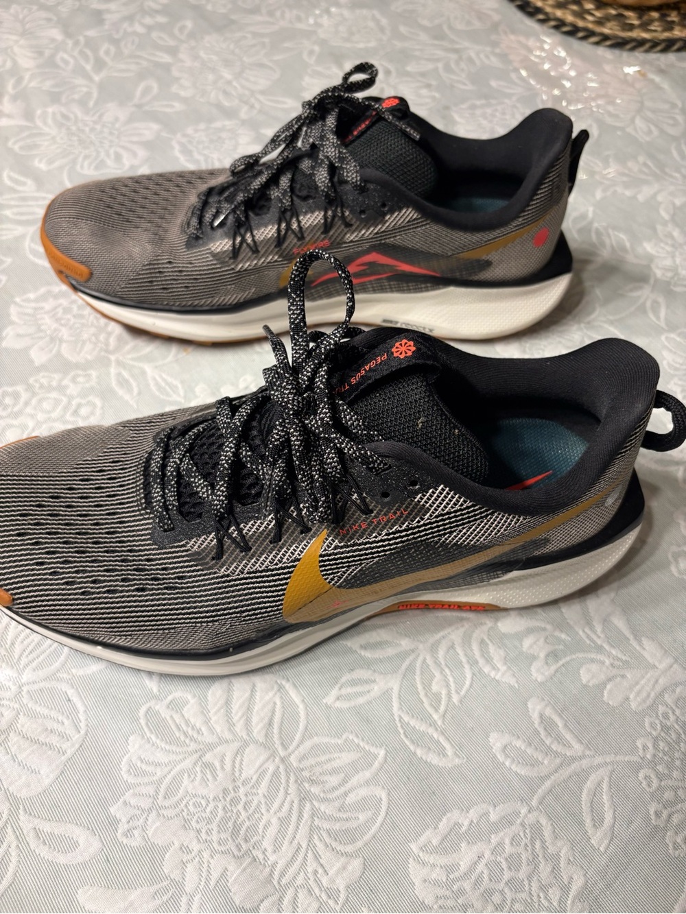 Nike Men’s Black and Gold Lace-Up Running Sneakers